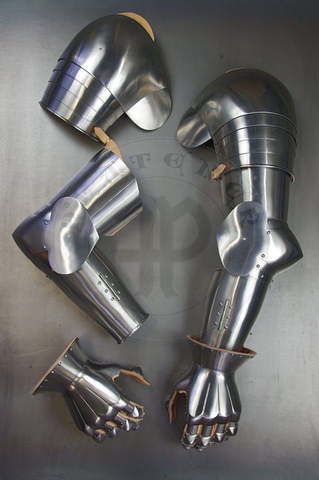 Early XV c. arm harness with separated spaulders which were inspired by depicts from Altarpiece of St. George, dated for first quarter of XV c., currently in Victoria and Albert Museum. Material: medium carbon steel heat hardened and tempered up to 42 HRC./ Wczesno XV wieczne osony rk z osobnymi naramiennikami zainspirowane przedstawieniami z otarza w. Jerzego datowanego na pierwsz wier XV wieku, obecnie w Vicotria and Albert Museum w Londynie. Materia: stal redniowglowa hartowana i odpuszczana do 42 HRC.